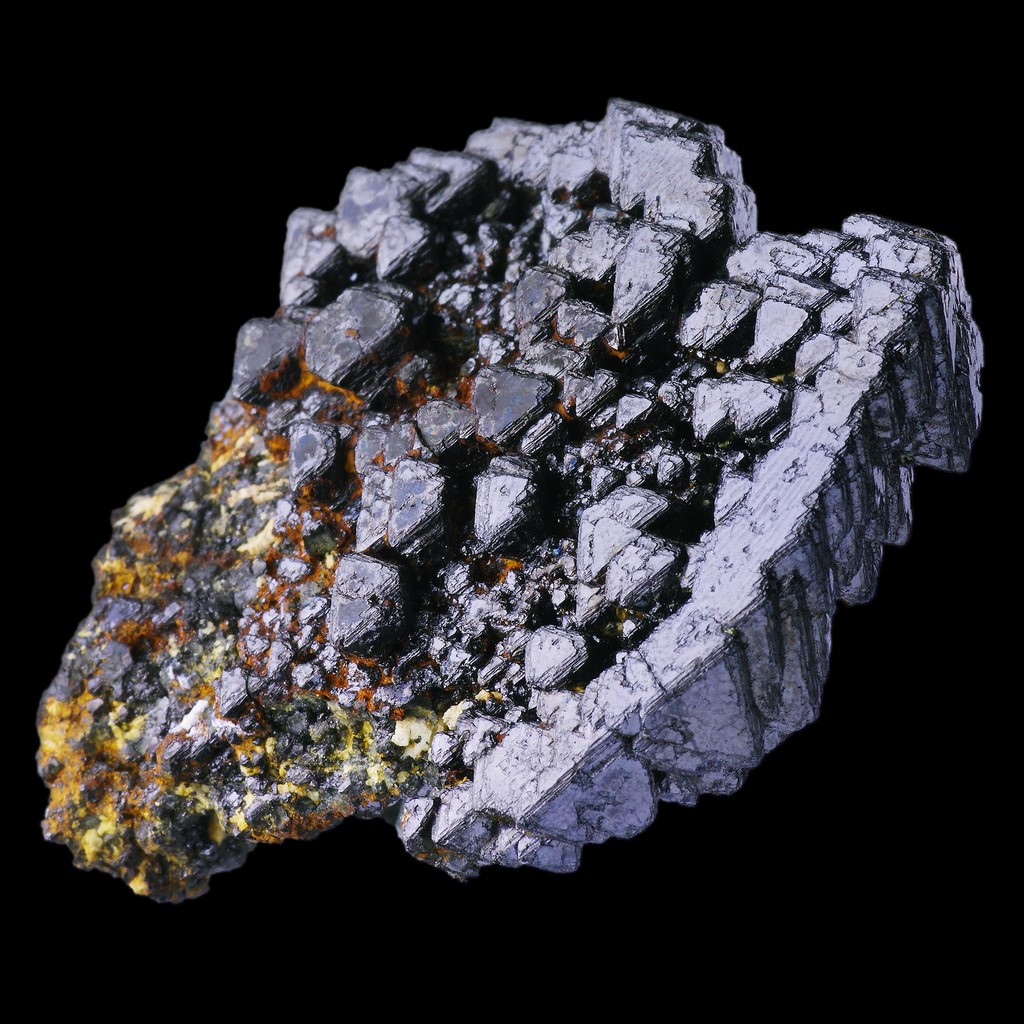 Pierre Minérale De Magnétite Brute Isolée Sur Fond Blanc. Minerai De Fer  Magnétique. Image stock - Image du fluorine, magnétite: 275230387