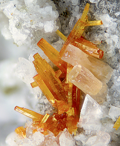 Aeschynite-(Y) de Luserna Stone Quarries,Turin, Piémont, Italie - © Giuseppe Finello 