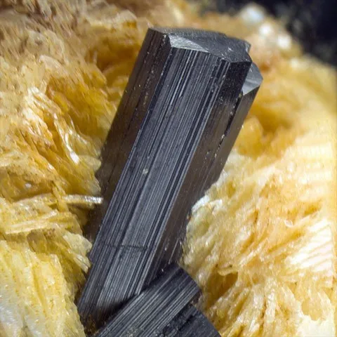 Arfvedsonite de Hurricane Mountain, New Hamshire, USA © Scott M. Whittemore