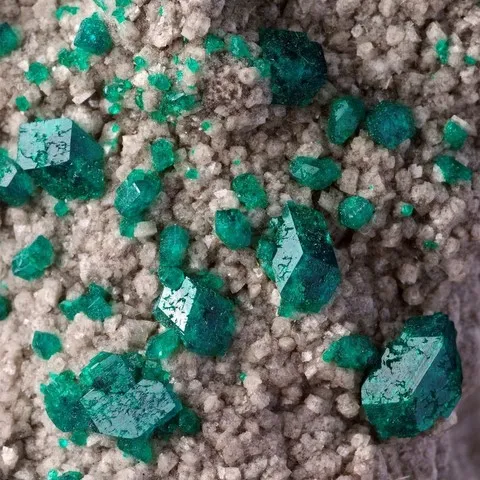 Dioptase sur calcite de Tsumeb, Namibie