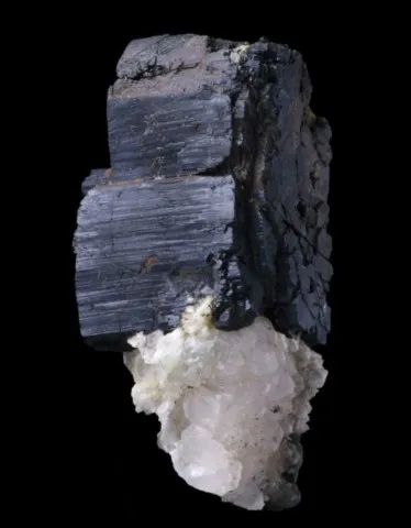 Babingtonite de Hongquizhen Quarry, Meigu Co., Liangshan, Sichuan Province, Chine