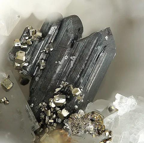 Baumhauérite & pyrite de Lengenbach, Binn, Valais, Suisse © Stephan Wolfsried