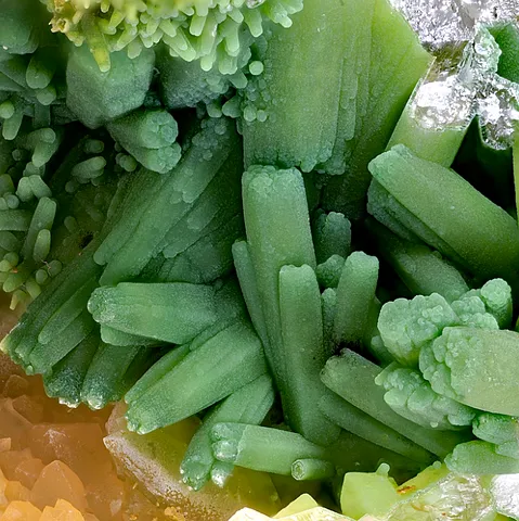 Mimétite pseudomorphosée en bayldonite de Penberthy, Angleterre © Steve Rust
