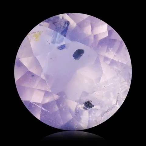 Quartz rose à diopside taillé