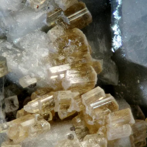 Burbankite de Poudrette Quarry, Mont St-Hilaire, Canada © Arnaldo Brunetti
