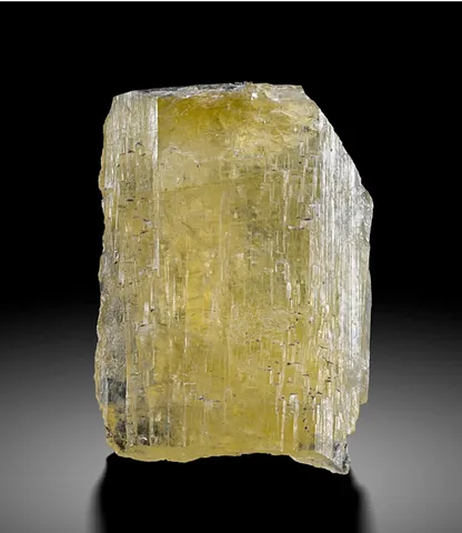 Burbankite de Kirovskii Apatite Mine, Russie © Chris Emproto