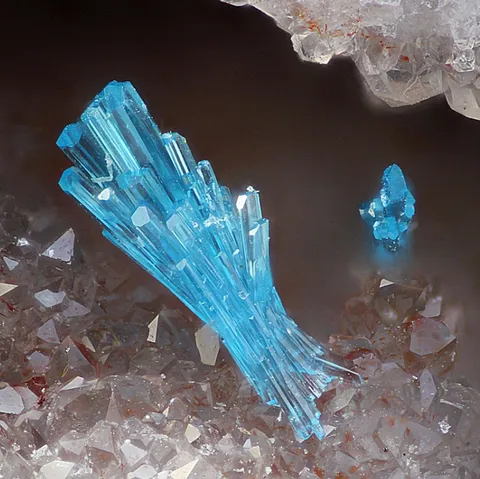 Calédonite et quartz de Bréziès, Aveyron, France © Serge Lavarde