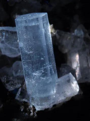 Cancrinite bleue de Farneze, Lazio, Italie © Di Domenico Dario