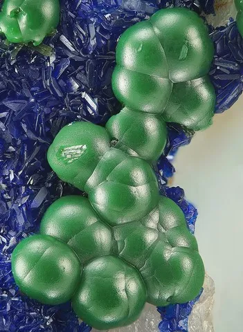 Cornubite et azurite de Cap Garonne, Var, France © Stephan Wolfsried