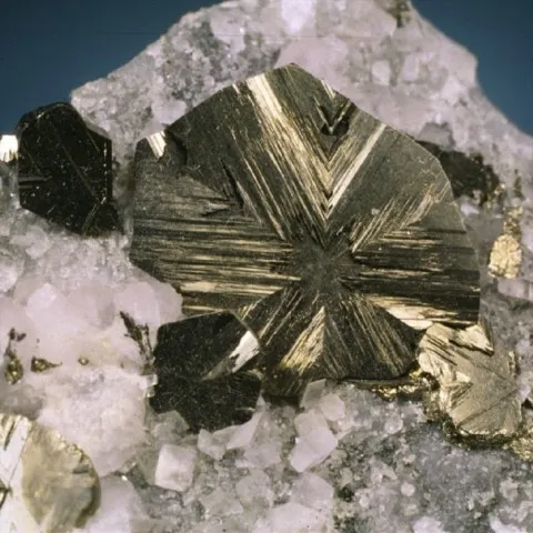 Cubanite maclée de Henderson Mine, Jamésie, Québec, Canada © John A. Jaszczak