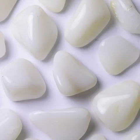 Opale de lait Chakra couronne - SAHASRARA - Chakra du coeur - ANAHATA - Chakra du plexus solaire - MANIPURA - Chakra racine - MULADHARA - Digestion, estomac, sang, vessie, reins, protection, énergie, créativité, amour, courage, calme