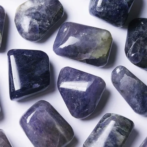 Iolite Chakra couronne - SAHASRARA - Chakra du troisième oeil - AJNA - Chakra du coeur - ANAHATA - Foie, maux de tête, anti-fièvre, estomac, intestins, coeur, reins, sommeil, peur, clairvoyance, intuition