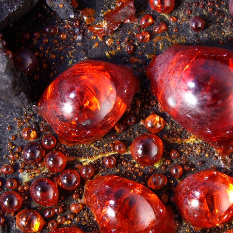 Gouttes de réalgar des crassiers en feu de la Ricamarie, Loire, France