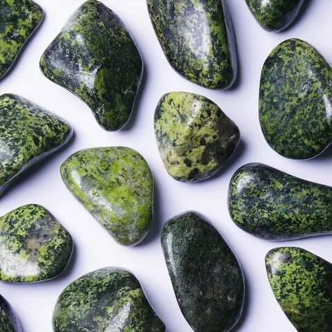 Néphrite Chakra du coeur - ANAHATA - Système nerveux, système immunitaire, sang, circulation sanguine, détox, yeux, accouchement, estomac, coeur, foie, reins, protection, chance, prospérité, fidélité