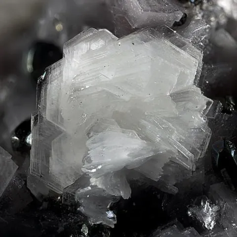 Dickite du Mas d'Alary, Hérault, France © Matteo Chinellato