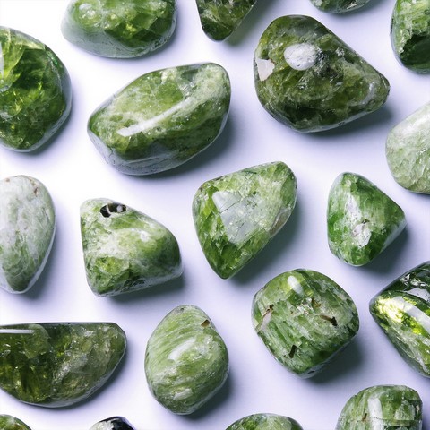 Diopside Chakra du coeur - ANAHATA - Chakra racine - MULADHARA - Convalescence, hormones, inflammation, anti-douleur, stress, rein, poumons, coeur, détox, circulation, fièvre, courbatures, confiance, pardon, compassion, calme, intelligence