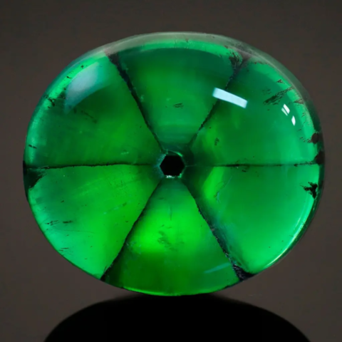 Cabochon d'émeraude trapiche de Colombie de 10,77 ct © Kaiyin Deng
