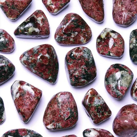 Eudialyte Chakra du coeur - ANAHATA - Chakra couronne - SAHASRARA - Chakra racine - MULADHARA - Système nerveux, yeux, thyroïde, coeur, circulation sanguine, dépression, humeur, acceptation de soi, clairvoyance, créativité
