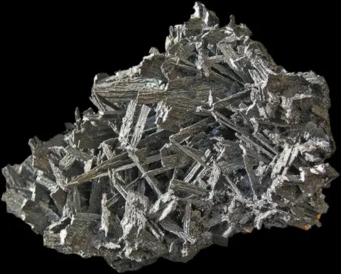 Fayalite de Baia Sprie, Maramures, Roumanie © Vilhelm Farago