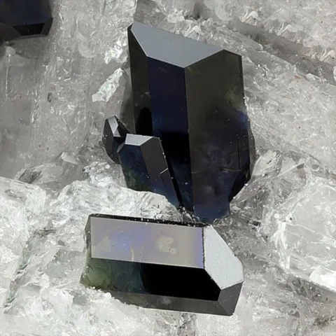 Ferro-hornblende du Mont Somma, Vésuve, Italie © Matteo Chinellato