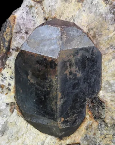Gadolinite de Iveland, Agder, Norvège © Geologisk Museums Venneforening, Oslo