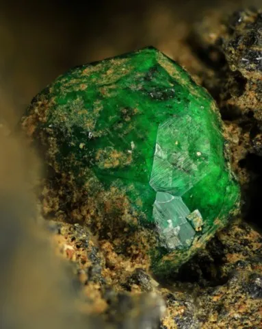 Goldmanite de Rybnícek, Pezinok, Slovaquie © Lubos Hrdlovic