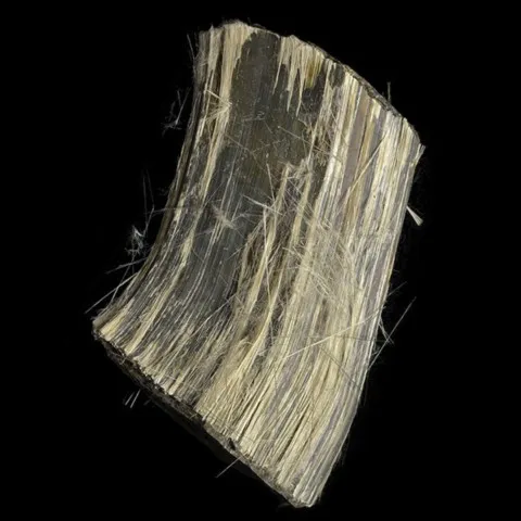 Grunérite fibreuse (amosite) de Penge Mine, Limpopo, Afrique du Sud © Bruce Cairncross