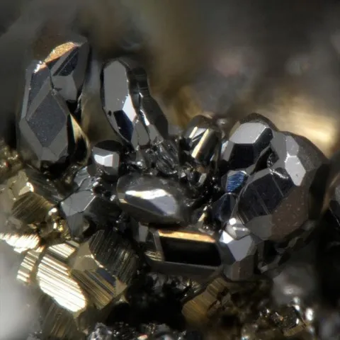 Hatchite et pyrite de Lengenbach Quarry, Binn, Valais, Suisse © Stephan Wolfsried