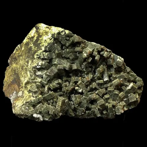 Hédenbergite de Fiumedinisi, Messine, Sicile, Italie © Paolo Bosio