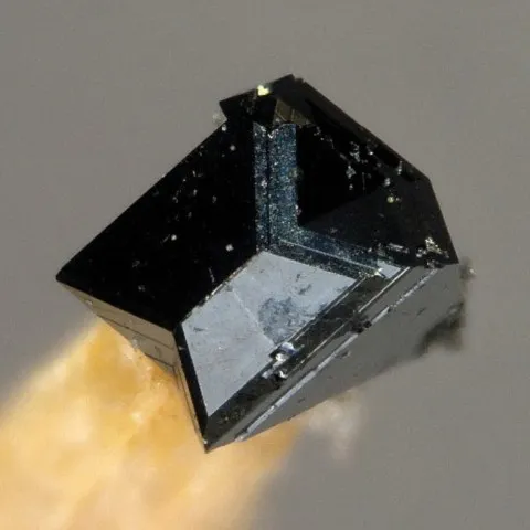 Hercynite maclée du complexe volcanique de Laacher See, Allemagne © Stephan Wolfsried