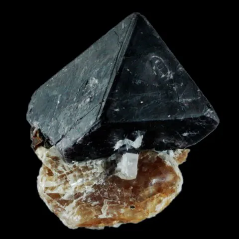 Hercynite de Kaluganga valley, Ratnapura, Sri Lanka © Carles Curto Milà