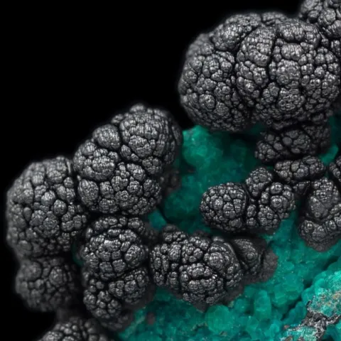 Hétérogénite sur chrysocolle de la Mine de l'Etoile, Katanga, R. D. Congo © Benjamin Oelker