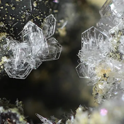 Hydrocérusite des scories de Menez-Plom, Côtes-d'Armor, France © Jean-Paul Berthe
