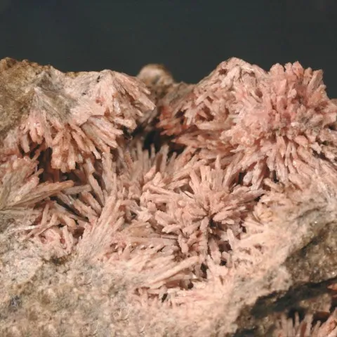 Johannsénite altérée en rhodonite de Civillina Mountain, Italie © Giovanni Golinelli