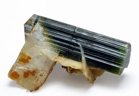 Spécimen de tourmaline recollée, vendu comme tel par nos soins. On note un excédent de colle et un léger décallage des striations du cristal...