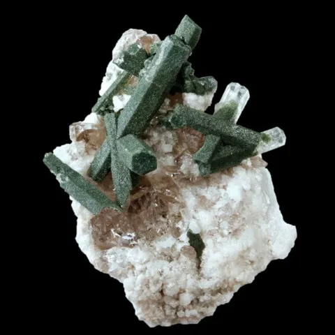 Milarite chloriteuse de Val Giuv, Tujetsch, Suisse © Martin Gruell