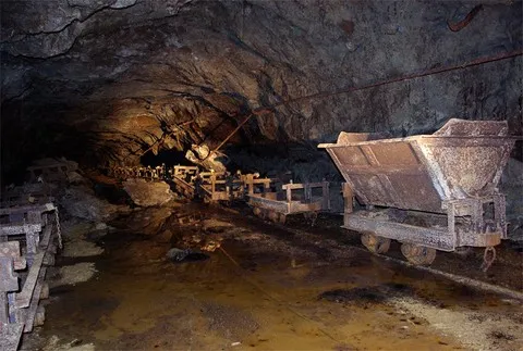 Ancienne gare avec une vingtaine de wagonnet, parfois écrasés sous les éboulis du plafond...