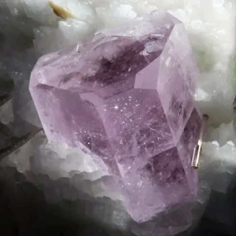 Morganite de San Piero in Campo, île d'Elbe, Italie © Matteo Chinellato
