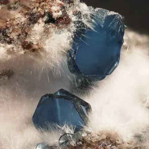 Osumilite de Caspar Quarry, Eifel, Allemagne © Fred Kruijen
