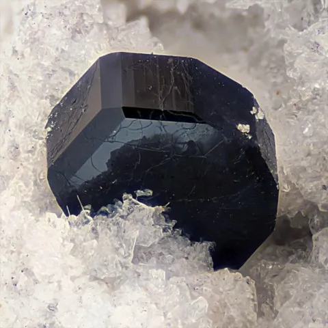 Osumilite de Obsidian Cliffs, Oregon, USA © Elise Chaigneau
