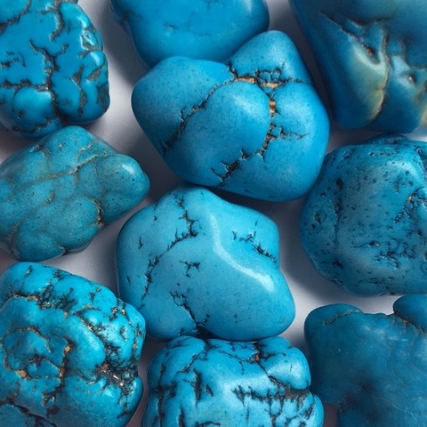 Pépite de howlite teintées en bleu pour imiter la turquoise