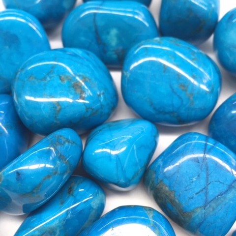 Howlite teintée en bleu pour imiter la turquoise