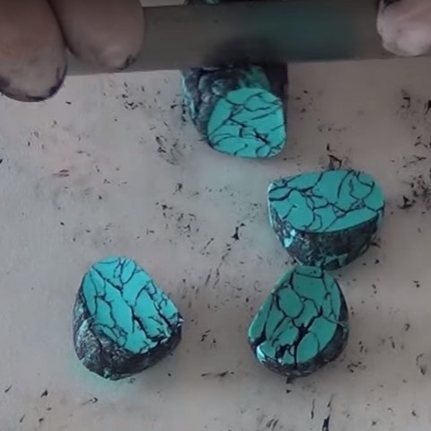Boudin de pâte Fimo tranché pour réaliser de fausses turquoises