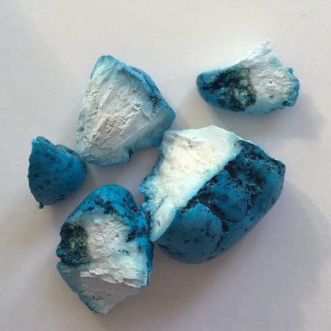 Pépite d'howlite teintée en bleu cassée avec intérieur blanc