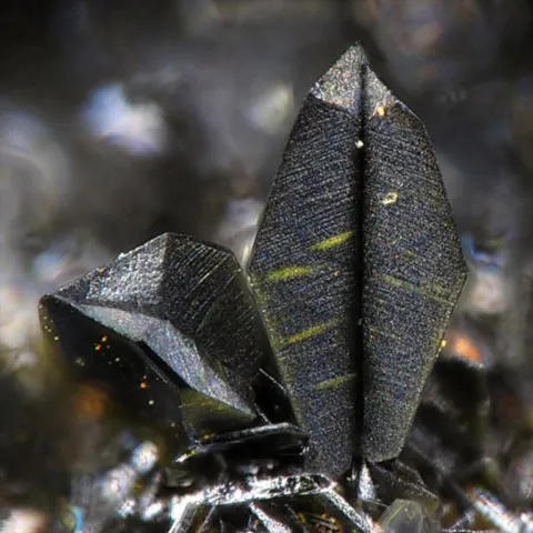 Vauquelinite maclée de Berezovsk, Russie © Christian Rewitzer