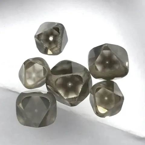 Octaèdres de diamants zonés polis du Zimbabwe
