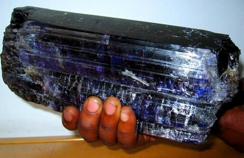 Le plus gros cristal de tanzanite connu © TanzaniteOne