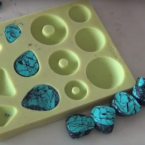 Pâte Fimo moulée pour réaliser de fausses turquoises