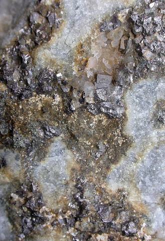 Cattiérite de Shinkolobwe Mine, Kambove, Haut-Katanga, République Démocratique du Congo © Paul de Bondt