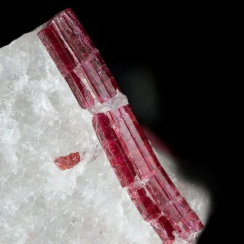 Piémontite de Pilar Cliffs, Nouveau-Mexique, USA © Michael C. Michayluk